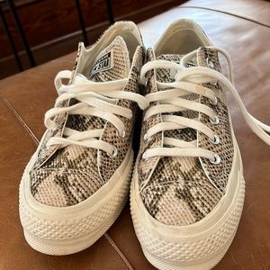 Size 6 brand new Converse platforms